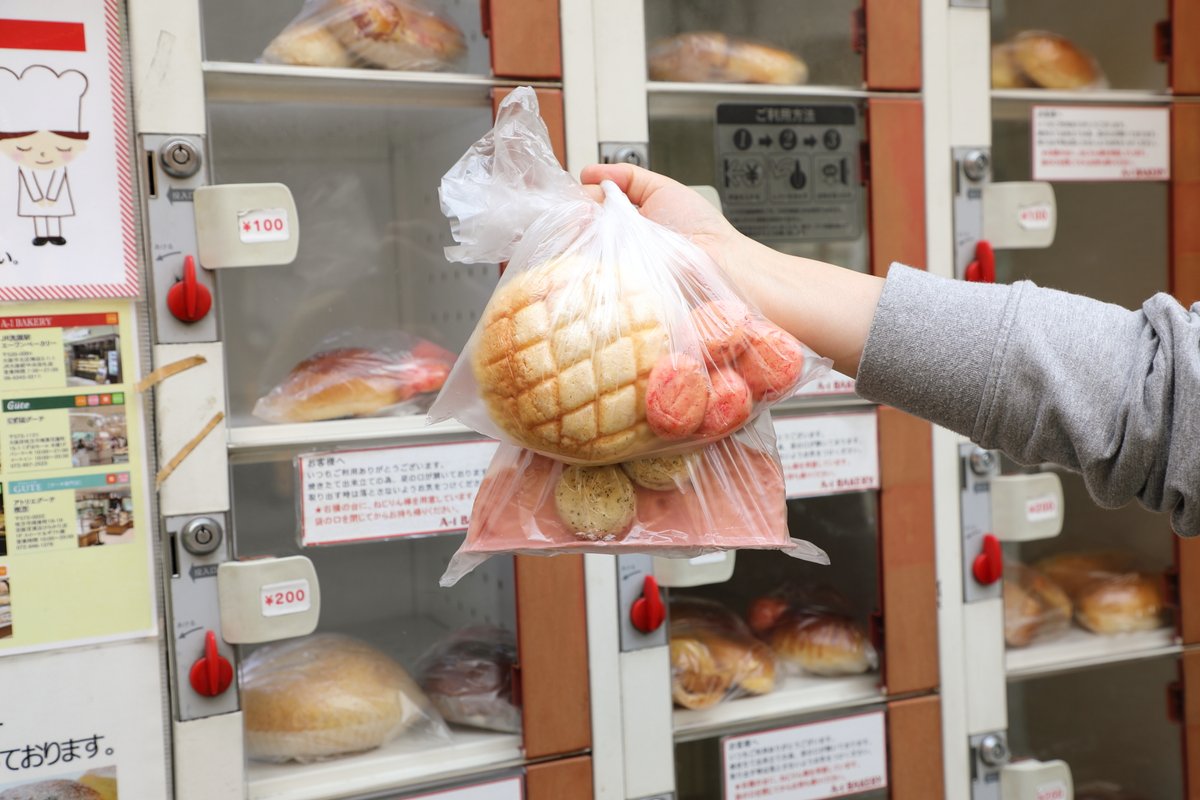 一般社団法人 日本自動販売システム機械工 大阪にあるエーワンベーカリーパン工場入口に 何やら不思議なコインロッカーが ちょっといびつ ちょっとデコボコ といったいわゆるｂ級品で どんなパンが入っているかはお楽しみ ｂ級品を廃棄せずに