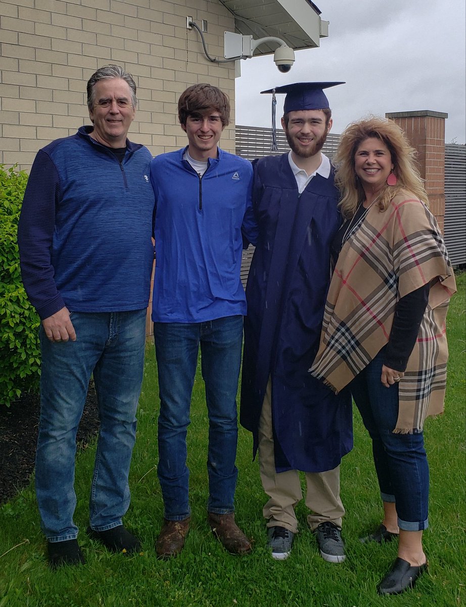 darlene_kaiser's tweet photo. Congratulations to our RV graduate - we are so proud of you! Lots of ❤ https://t.co/dgSfpiUPC7