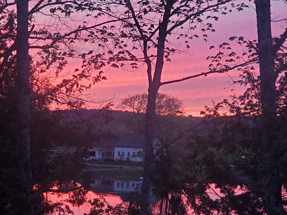BrenCavanaugh's tweet photo. Goodnight Maine 🌲🏞🌅#maine #sceneinmaine #mainerocks #lakelife #mainesunsets #mainelife https://t.co/FeWbg1bRzL