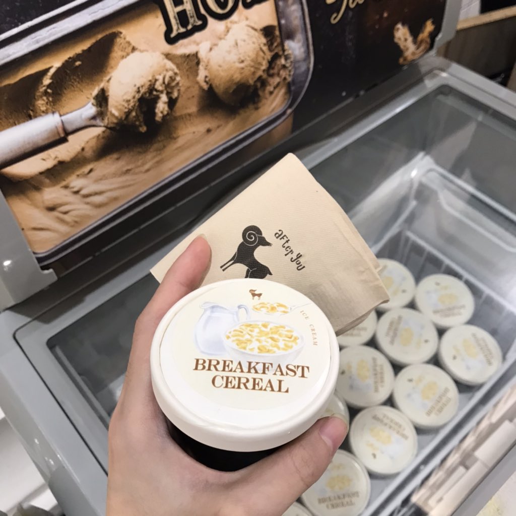 eatwithkhutha's tweet photo. อากาศช่วงนี้เดี๋ยวฝนเดี๋ยวร้อนแบบสุดๆก็ต้องหาไรเย็นๆ มีไอติมใหม่มาแนะนำของ After you รสBreakfast Cereal 🥣🥛 รสชาติเข้มข้นเหมือนกินนมกับซีเรียล มีคอนเฟลกกรุบๆกรอบๆให้เคี้ยวเพลินๆอีกด้วย เวลาสั่งพนักงานจะโรยคอนเฟลกสดๆเลยนะเพราะฉะนั้นกรอบแน่นอน ถ้วยละ85บาท @aroii #อร่อยบอกต่อ https://t.co/SVE2PYJ4ju
