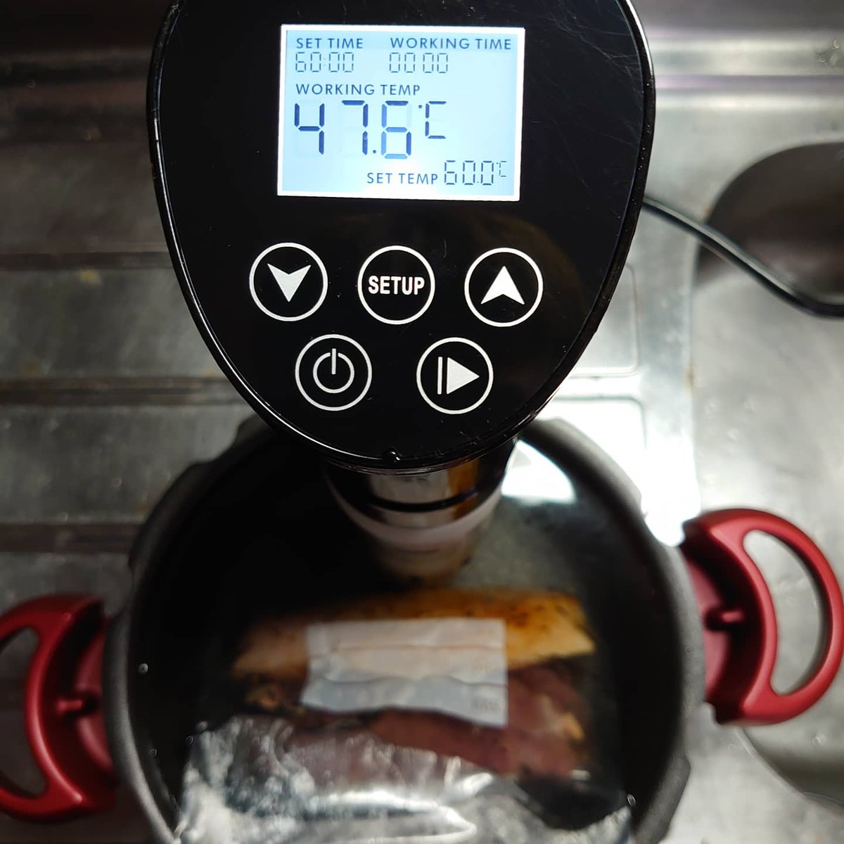 masasato_kick's tweet photo. マサ佐藤は【低温調理器Felio】を手に入れた🥳🎵
とりあえず鶏ムネと鶏レバーやったけど、最高の仕上がり🤩
#低温調理器 #低温調理 #スロークッキング #Felio #富士商 #調理器具 #減量の時に良いやつ #lowtemperaturecooking #cooking https://t.co/yZQp4MvecN