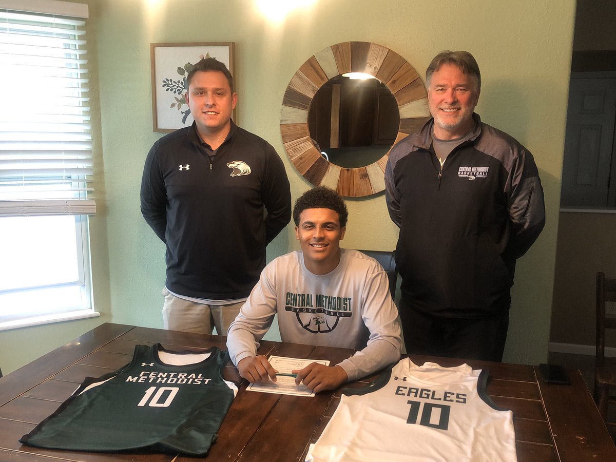 cmueaglesMBB's tweet photo. Great Day for @CMUHOOPS! Welcome @trent_lyles_ from @sfccmoAthletics Trent will have 3 yrs eligibility. He was 1 of the top Mid-MO players in HS as a 2-time All-State Player @GoGremlins.  Excited to add a highly talented, high character &amp; class individual to @cmueagles @cmuniv https://t.co/KjwdnGE0bn