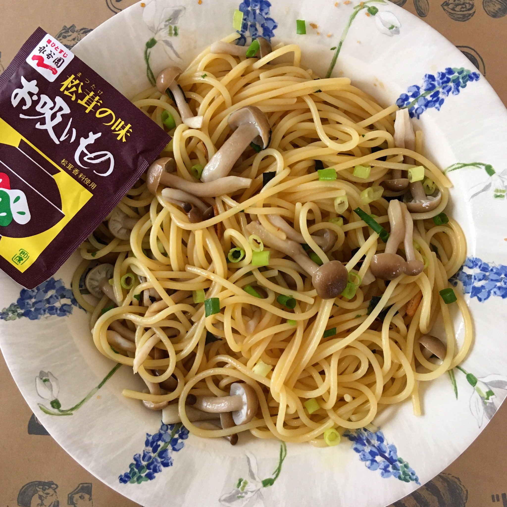 ごまーみん ３ 19大洗イベント 今日のお昼はcmで見た永谷園のお吸い物パスタ しめじ バター 醤油をプラス 味はいいんだけど 麩がふやけず板状のままでバリボリ そこんとこをクリアできれば 貧乏飯として認定もありかも Lunch 永谷園 お