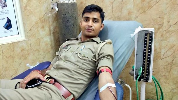 JajbatiKhaki's tweet photo. ~#रक्तदान से बड़ा कोई #दान नही होता~
#धन्य है जनपद लखनऊ की #PRV3532 पर तैनात आरक्षी #विकेश जिन्होंने नवजात को #दुर्लभरक्त O- की आवश्यकता होने पर रात 11 बजे अस्पताल जाकर रक्तदान किया! https://t.co/w4qsjjgxil
