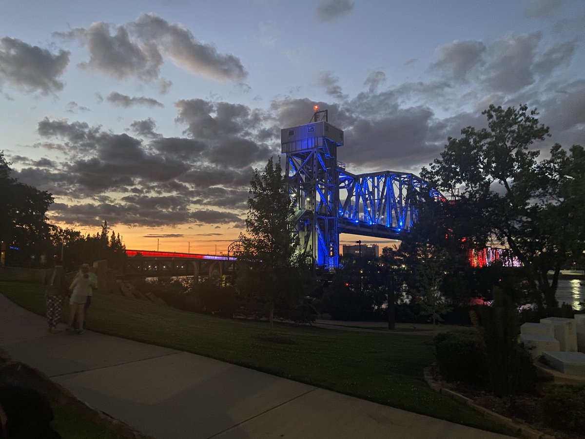 lrsd's tweet photo. Thank you, @_LRCVB & @CityLittleRock - Government for your support of LRSD's C/O 2020 Graduates by lighting downtown bridges to honor the students' tremendous accomplishments! #LRSD2020Grad #LRSDPowerofUS #LRSDProud https://t.co/1jQghN97Lf