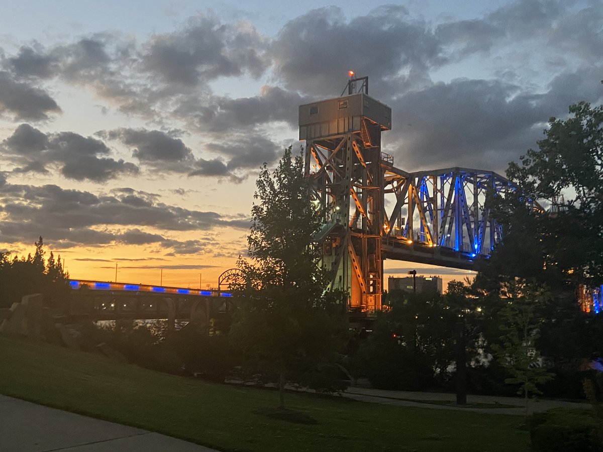 lrsd's tweet photo. Thank you, @_LRCVB & @CityLittleRock - Government for your support of LRSD's C/O 2020 Graduates by lighting downtown bridges to honor the students' tremendous accomplishments! #LRSD2020Grad #LRSDPowerofUS #LRSDProud https://t.co/1jQghN97Lf