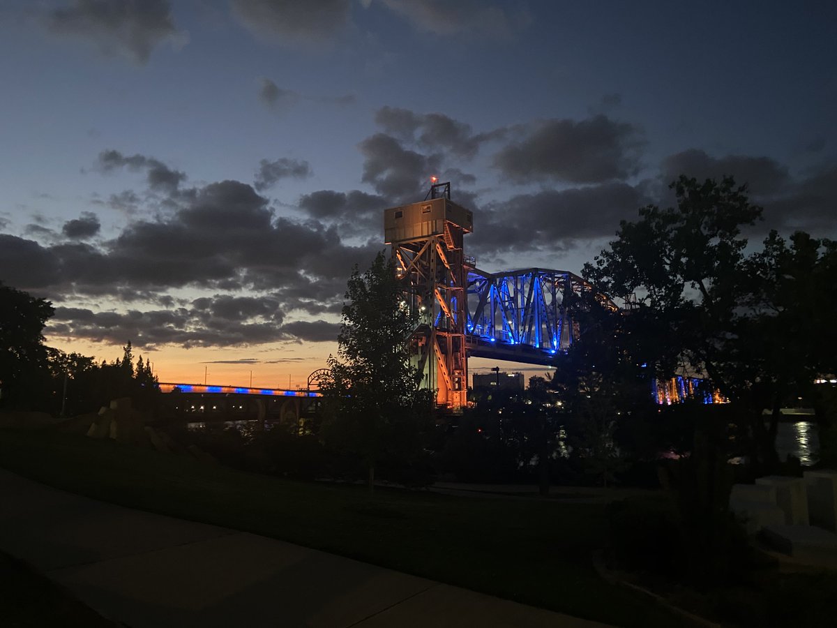 lrsd's tweet photo. Thank you, @_LRCVB & @CityLittleRock - Government for your support of LRSD's C/O 2020 Graduates by lighting downtown bridges to honor the students' tremendous accomplishments! #LRSD2020Grad #LRSDPowerofUS #LRSDProud https://t.co/1jQghN97Lf