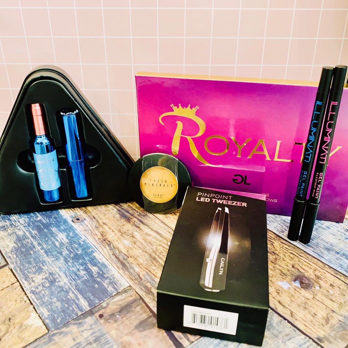 AceWhitehead's tweet image. #newmakeup #beautywithin #microblogger #bloggerbabe #beautypost #bloggingcommunity #beautyreviews #makeupenthusiast #iheartmakeup #beautytalk #beautybloggerlife #beautyblogs #beautyblogging #beautyyouseek #beautyobsessed #beautypage #fortheloveofmakeup #beautyflatlay #slayglambox