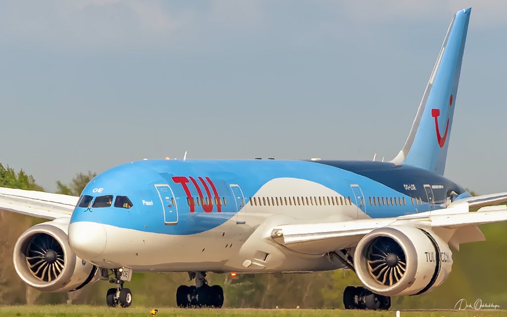 willysurf's tweet photo. TUI fly Belgium Dreamliner ”Pearl” landing Hanover Airport and brings masks from China @avgeek__ @HannoverAirport @TUIflyGermany @TUIflyBelgium @Reisecockpit @aeroTELEGRAPH @AeronewsGlobal @airliners_de https://t.co/1KH4t2PAbm