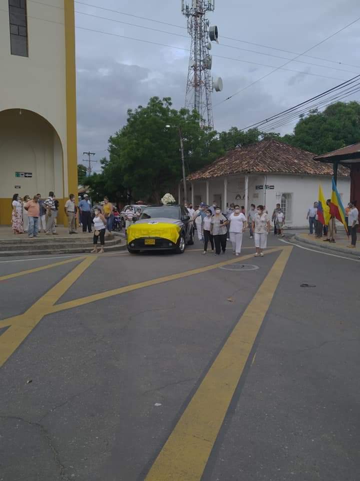 ROLOWILBUR's tweet photo. @NoSeQuedeCalla Por favor miren lo q sucedió en TOCAIMA - Cundinamarca, parque principal, no hay respeto por sus habitantes ni por los decretos Presidenciales, las autoridades no le exijen condiciones a las empresas funerarias. https://t.co/2UNkFRMni2