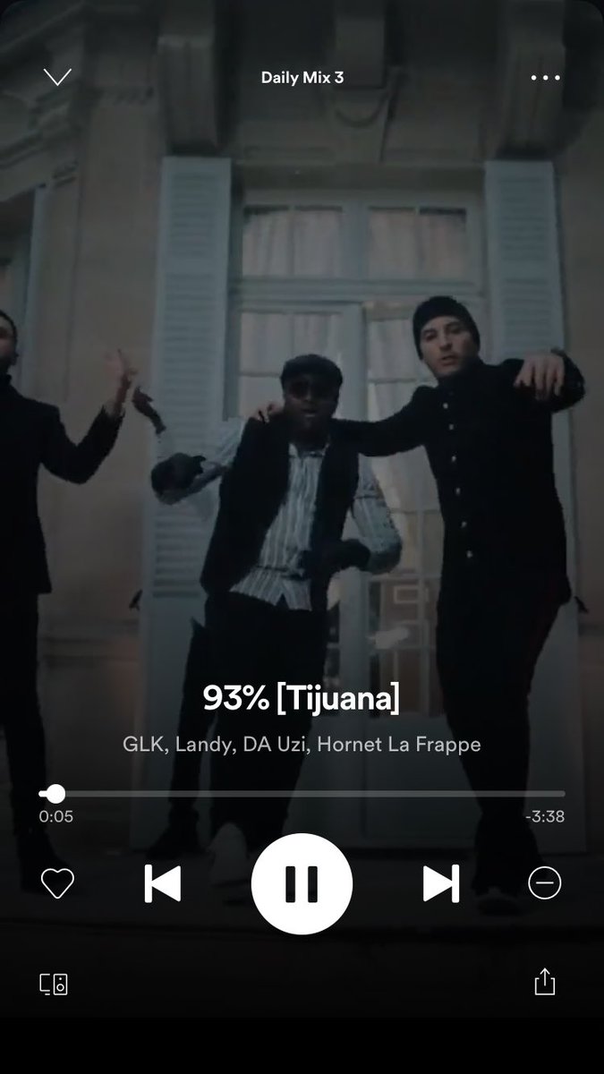 rapextract's tweet image. « Que d'la vente emportée, c'est rapide
Toujours la même dégaine
Sacoche, jogging tout noir, paire d'Asics »