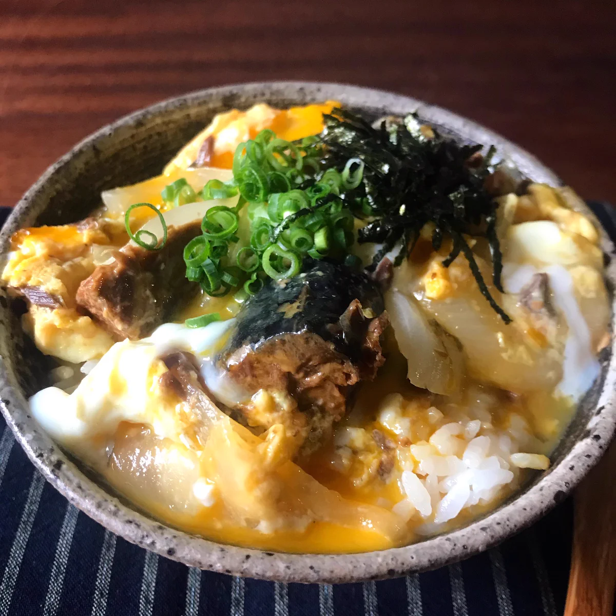 意外と美味しいし安い！？サバと卵を組み合わせた「赤の他人丼」の作り方！