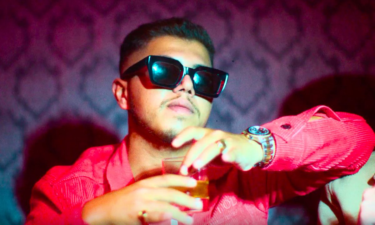 rapextract's tweet image. « Ayy, fumer toute cette ganja devient machinal
Ayy, baiser toutes ces bitches car j'ai stamina
Ayy, mate-moi pull up comme si j'étais Godzilla »