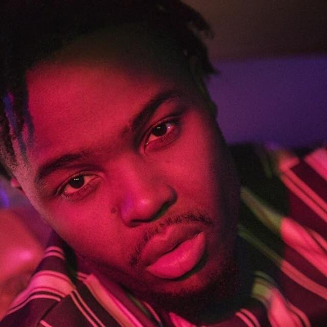 rapextract's tweet image. « Askip tu me haie et j'sais qu'tu m'aimes, et ça j'le vois dans tes yeux »