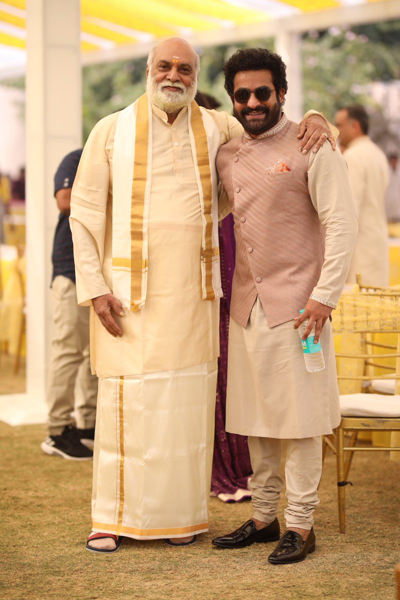 Ragavendraraoba's tweet photo. మా @tarak9999 కి జన్మదిన శుభాకాంక్షలు.  

అద్భుతమైన నటన, అభినయం తో తెలుగు ప్రేక్షకాభిమానుల్ని రెండు దశాబ్దాలుగా అలరిస్తూనే ఉన్నావు. 

#RRR చిత్రంతో కొమరం భీమ్ గా భారతదేశం మొత్తం నీ ఖ్యాతి మారుమ్రోగాలని ఆశిస్తున్నాను. #HappyBirthdayNTR https://t.co/lwLtBfGbXD