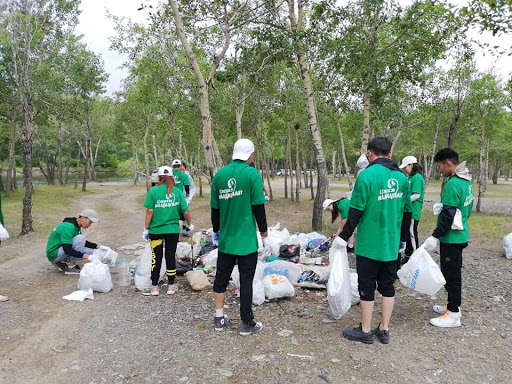 Монголчууд минээ энэ зун, намар дотоодын аялал түлхүү явагдах байх. Ганц нэг юм хичээнгүйлэн захья. 
1. Энд тэндэхийн сүг зураг, хүн чулуу, дурсгалт газар өөрийнхөө нэр мэрийг он сартай нь битгий сийлж үлдээгээрэй. 2.Аваад очиж болсон хогоо aчиад буцаад яваарай даа. 
Bon Voyage.