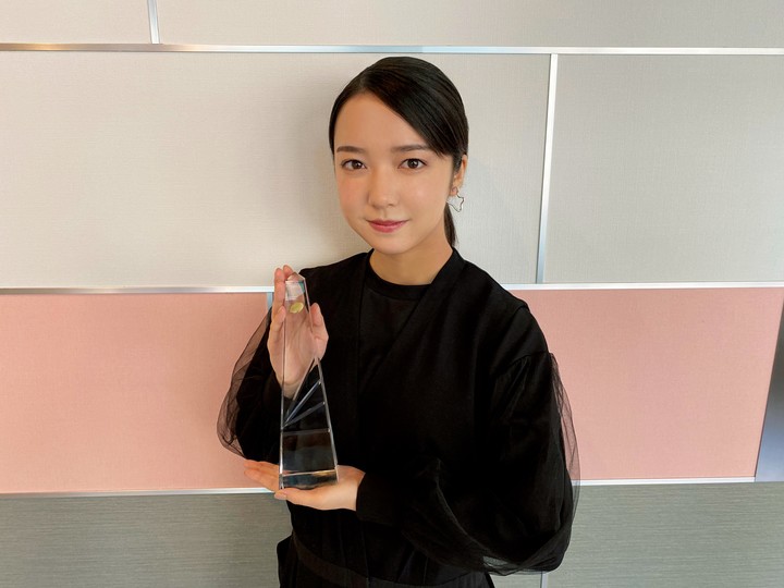 TakeliciousIndo's tweet photo. 104th Drama Academy Award

Best Actress — Kamishiraishi Mone 
Best Supporting Actor — Sato Takeru
Best Supporting Actress — Karina 

from drama Koi wa Tsuzuku yo Dokomademo /  Love Lasts Forever (Koitsuzu) 

#ドラマアカデミー賞 #恋はつづくよどこまでも #恋つづ #佐藤健 #上白石萌音 https://t.co/vb8h81l4mb