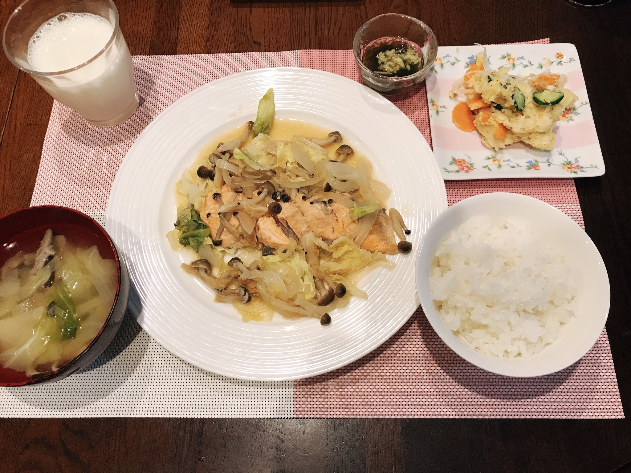 Momo 最近献立考えるの楽しい お味噌 ポテトサラダ 鮭のちゃんちゃん焼き もずく生姜 牛乳 白米 料理 夜ごはん メニュー 献立 Momo 最近献立考えるの楽しい お味噌 ポテトサラダ 鮭のちゃんちゃん焼き もずく生姜 牛乳 白米 料理 夜ごはん メニュー 献立