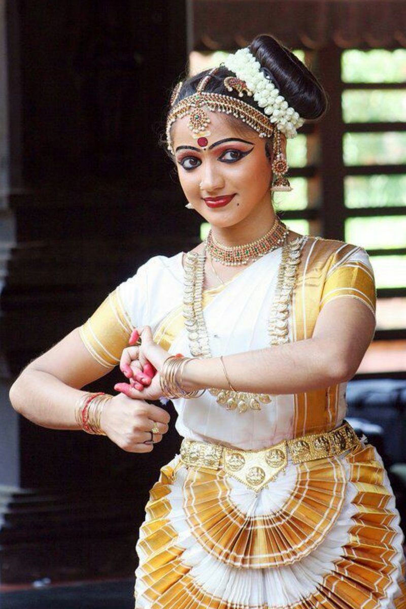 Mohiniyattam :The dance of the enchantress.. slow, swaying movements of the body and limbs and highly emotive eye and hand gestures adds to the grace and elegance of this captivating classical dance form of Kerala. #IncredibleIndia