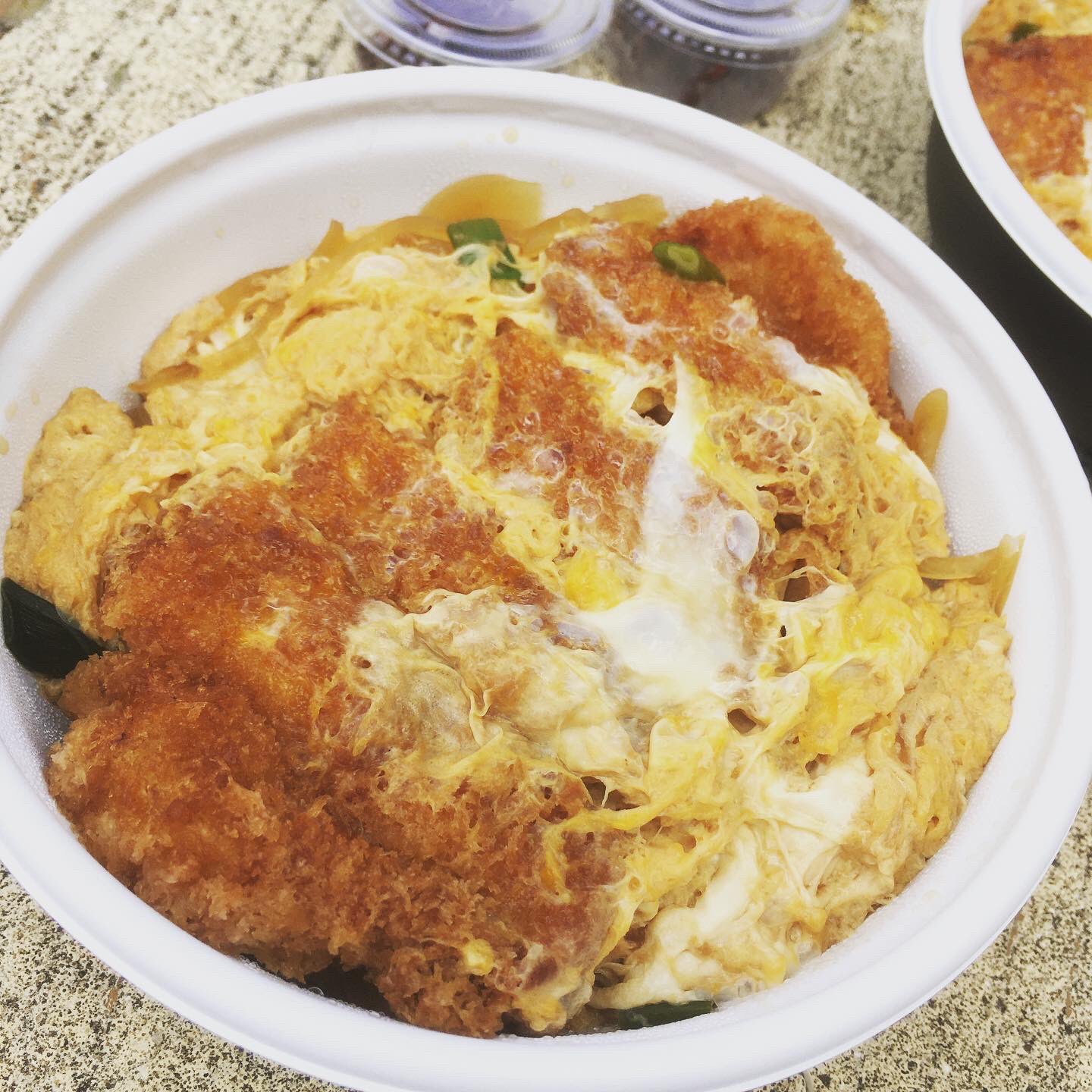 تويتر ぎゃらりぃ宮郷 على تويتر たち花さんでカツ丼弁当をテイクアウトして 隠居場でランチ 気持ちのいい景色と小鳥のさえずり声に囲まれて至福の時間でした たち花さんのカツ丼は安定の美味しさ さとみさんの丁寧な手書きのメッセージ付きイラストカードにも