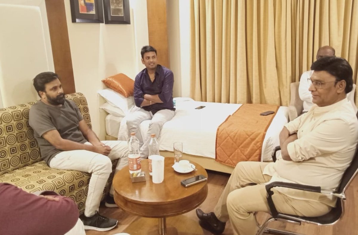 JsbSathish's tweet photo. K.Bhagyaraj and Sasikumar join hands for remake of Epic Blockbuster "Munthanai Mudichu" under JSB film Studios Produced by JSB Sathish https://t.co/KDW4s1LjBm