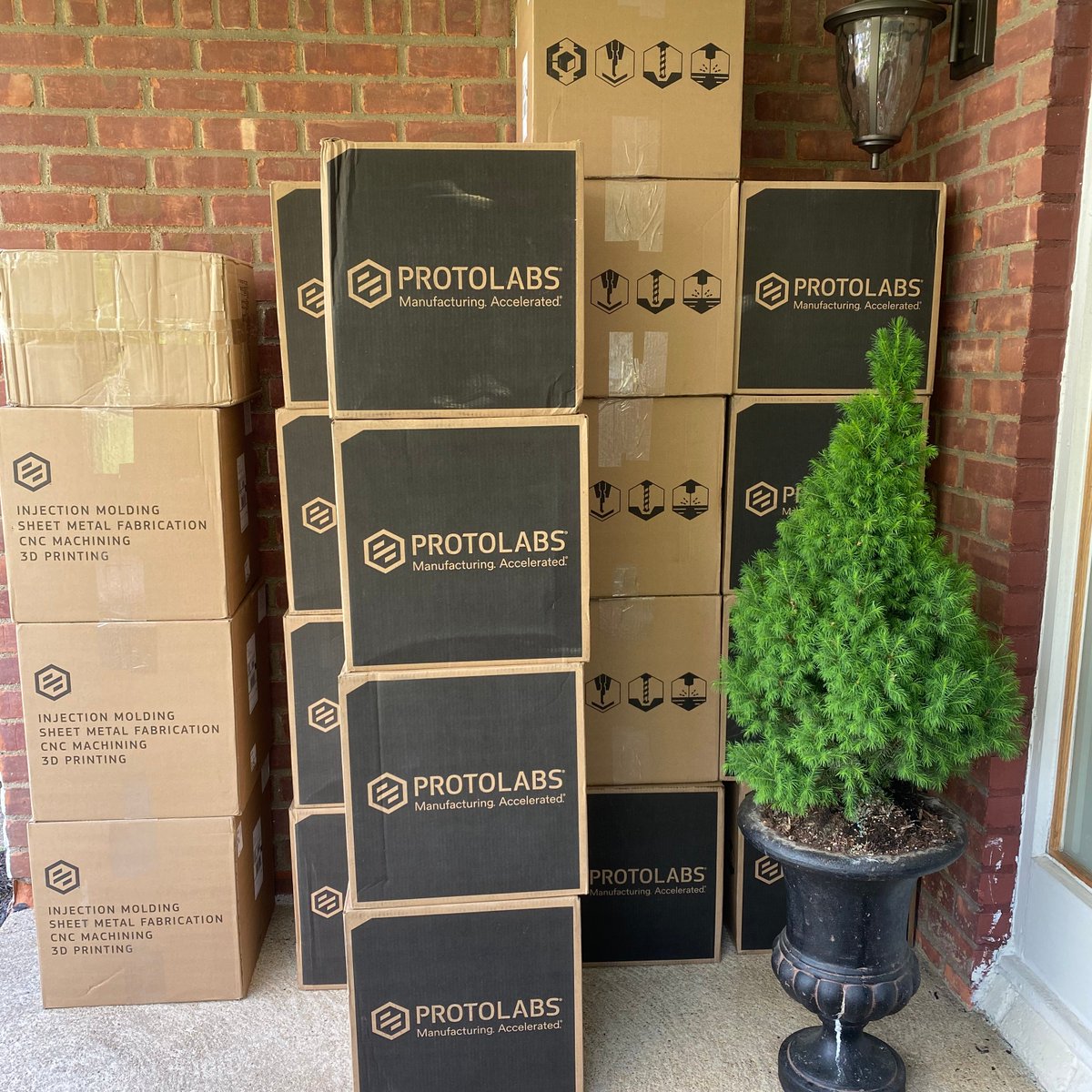 SavetheFrontNY's tweet photo. 1/2 Thank you @Protolabs and @IthacaGen for helping #SavetheFrontline procure 18k face shields to distribute to healthcare workers and NYers in underserved communities – NOW!
We ❤️ NY 🗽 #NewYorkTough https://t.co/XDt1nejnqL