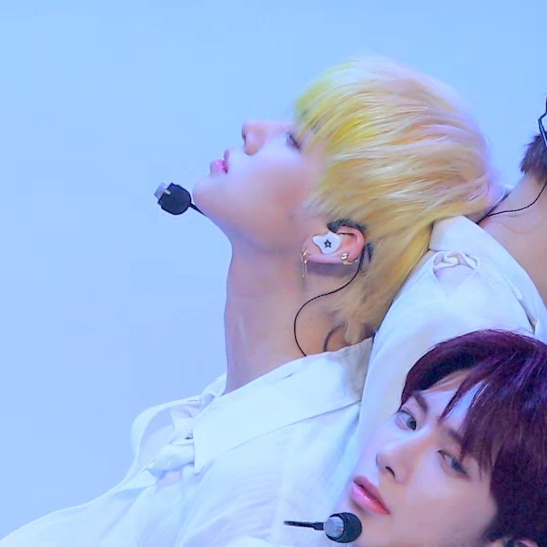 txt0304____'s tweet photo. 연준이 목 길고 턱 짧아서 진짜 얼굴 사라질 것 같앙 https://t.co/qHMygemQWS