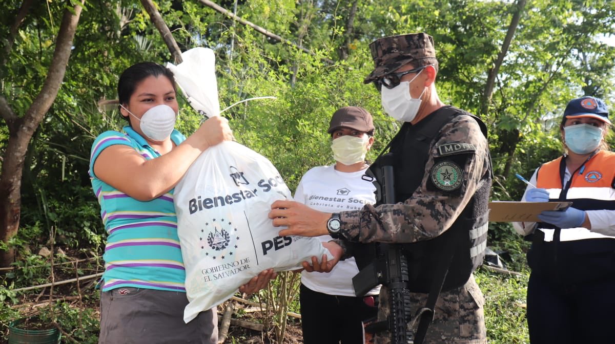 DefensaSV's tweet photo. Ministro @merino_monroy y Jefe del Estado Mayor Conjunto supervisaron posiciones del Comando Sumpul en San Miguel y Morazán, haciendo entrega de ración MRE y mascarillas a efectivos militares, ademas entregaron paquetes alimentarios a familias vulnerables por #AlertaCOVID19SV. https://t.co/9ki1XaVFoF