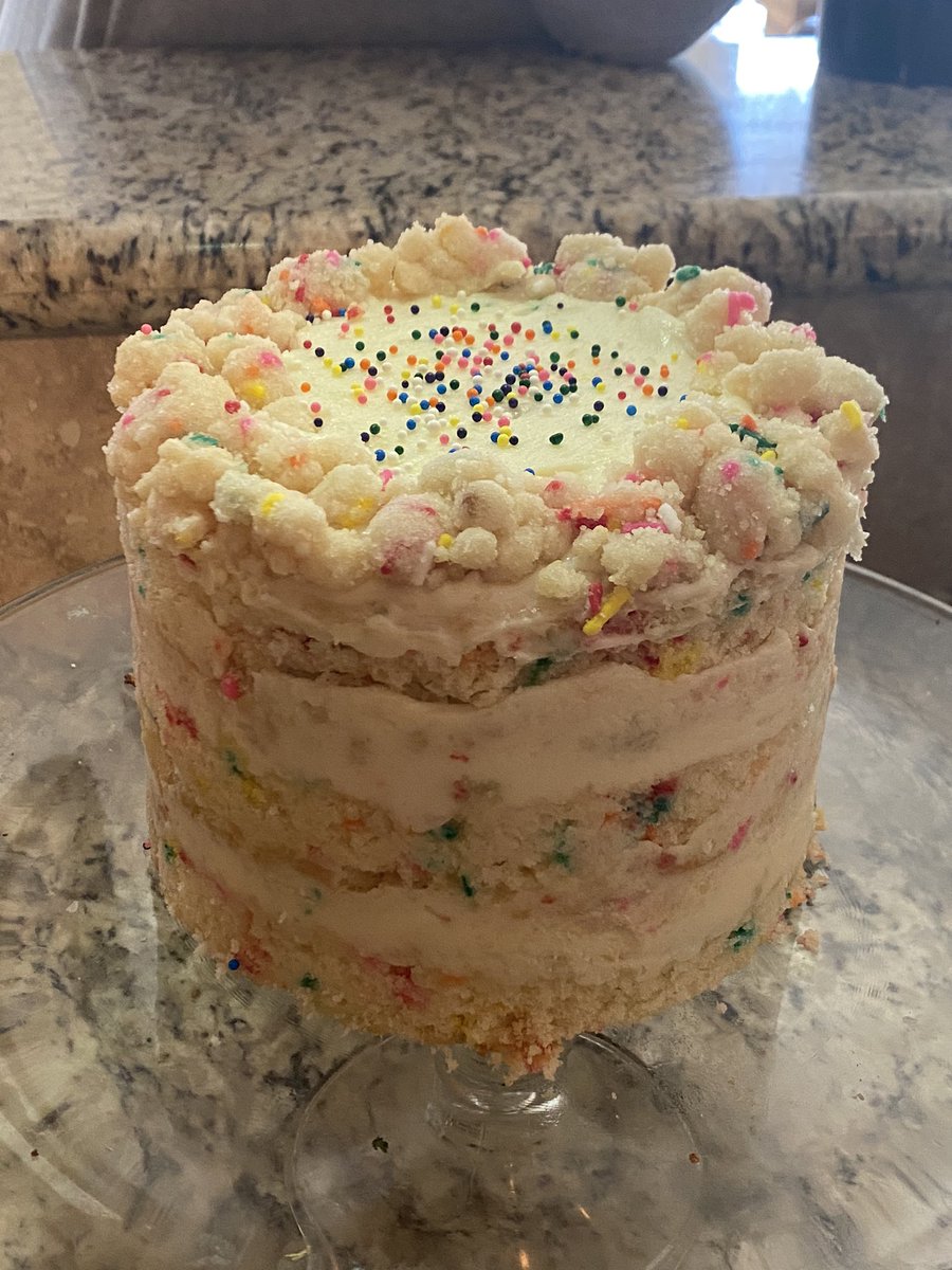 sushah25's tweet photo. I made a cake for my sister’s birthday and I am proud of it. https://t.co/GfVLaLwrWP