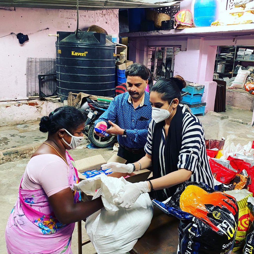 raginidwivedi24's tweet photo. RDWELFARE AND @ishafoundation with the blessings of @SadhguruJV ji did ration kit distribution for daily wage workers nimma Bengaluru and also housekeeping workers :) keep the love and support going #Bangalore #ALLINCHALLENGE #nammagagi #LoveWithoutLimits #HelpTheHungry https://t.co/A7eXiIyU9d