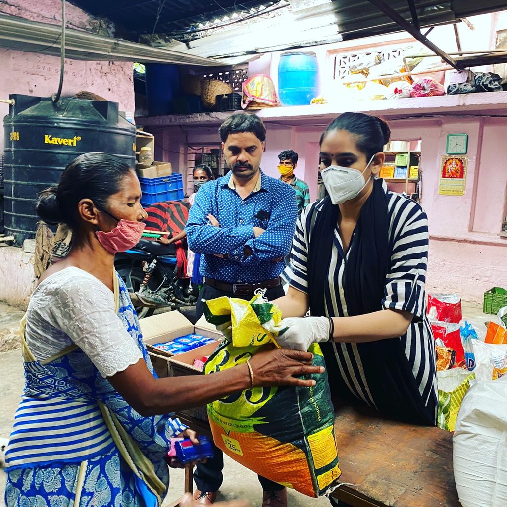 raginidwivedi24's tweet photo. RDWELFARE AND @ishafoundation with the blessings of @SadhguruJV ji did ration kit distribution for daily wage workers nimma Bengaluru and also housekeeping workers :) keep the love and support going #Bangalore #ALLINCHALLENGE #nammagagi #LoveWithoutLimits #HelpTheHungry https://t.co/A7eXiIyU9d