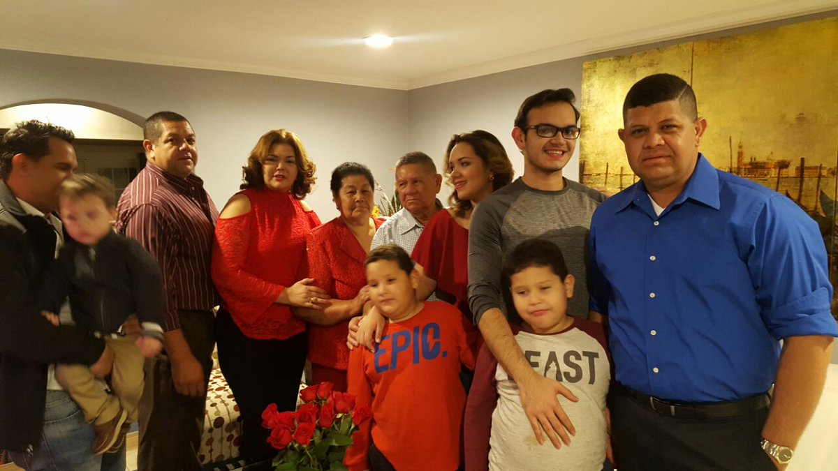 IsaulaC's tweet photo. Quiero volver a desayunar así. #tbt #navidad2017 https://t.co/F9Mth665xW