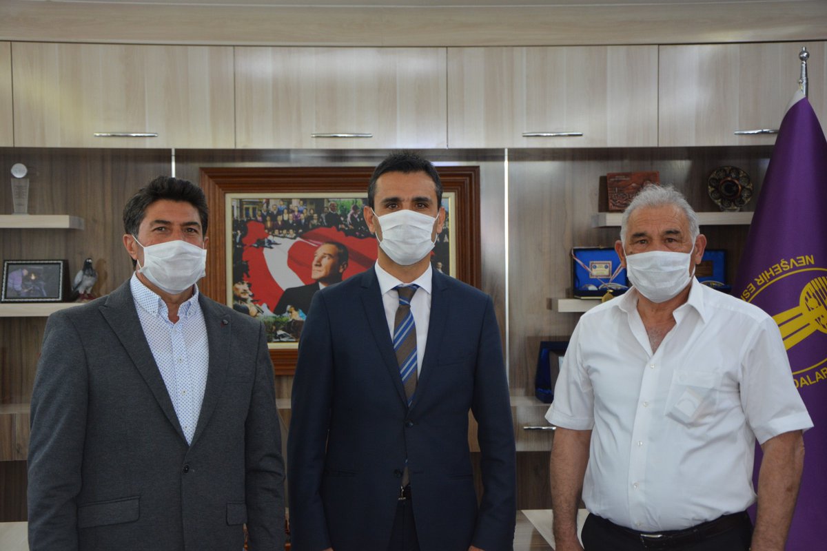 GSB_Nevsehir's tweet photo. @GSB_NevsehirGM Gençlik liderlerimiz tarafından yapılan siperliklerimizi, COVID-19 salgını nedeniyle berber, kuaför ve güzellik salonlarında kullanılmak üzere Esnaf ve Sanatkarlar Odaları Birliliğine teslim ettik.
@kasapoglu
@hamzayerlikaya
@sinanaksu
@ihsanselimb
@mehbaykan https://t.co/lxPv6uZCCr