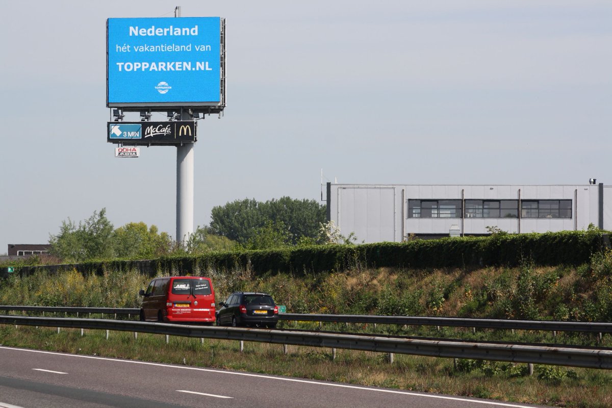 Nederland gaat dit jaar massaal op vakantie in eigen land. <a href="/TopParken/">TopParken</a> speelt hier slim op in met een duidelijke campagne, gerealiseerd door <a href="/AbovoMedia/">Abovo Media</a>, op onze snelwegmasten. 

#snelwegreclame #Nederlandvakantieland #ooh #dooh #vakantie #vakantiepark
