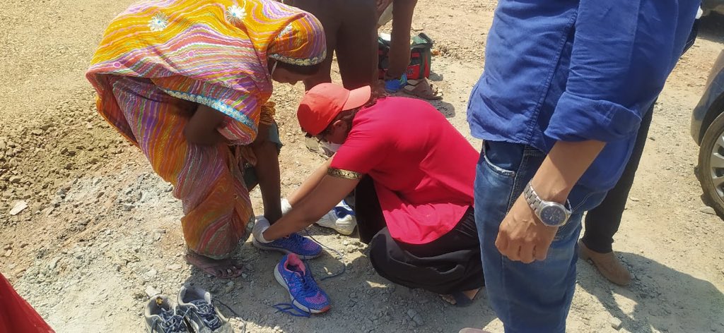 NirbhedNGO's tweet photo. #ShoesDistribution #Highways
#MigrantPeople Of #India
“मरहम लगा सको तो किसी गरीब के जख्मों पर लगा देना, हकीम बहुत है बाजार में अमीरों के इलाज खातिर”
Trying to help people in this parching heat
#IndiaStandsWithMigrant 
@dm_ghaziabad @richaanirudh @akshaykumar https://t.co/yLHrV9cFPR