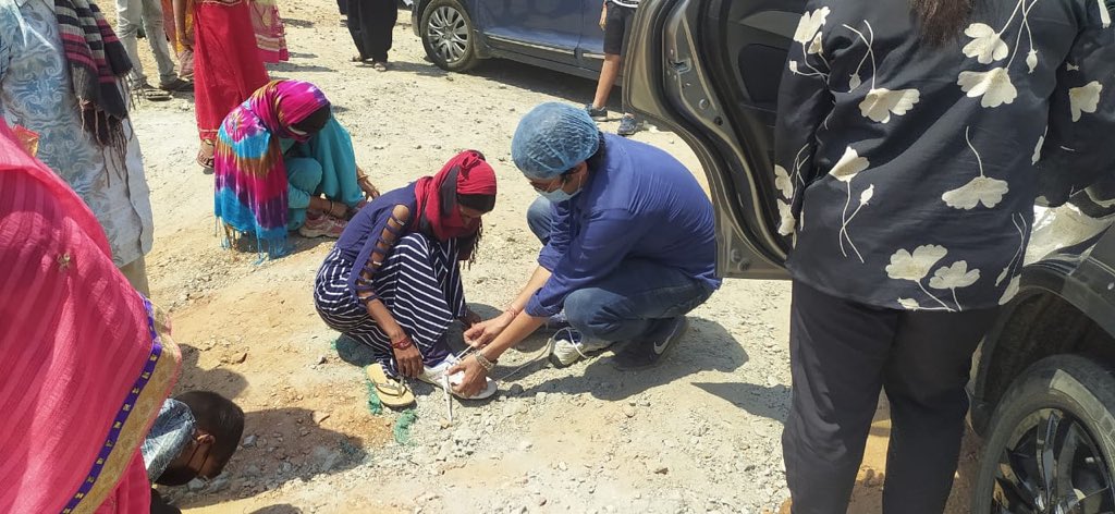 NirbhedNGO's tweet photo. #ShoesDistribution #Highways
#MigrantPeople Of #India
“मरहम लगा सको तो किसी गरीब के जख्मों पर लगा देना, हकीम बहुत है बाजार में अमीरों के इलाज खातिर”
Trying to help people in this parching heat
#IndiaStandsWithMigrant 
@dm_ghaziabad @richaanirudh @akshaykumar https://t.co/yLHrV9cFPR