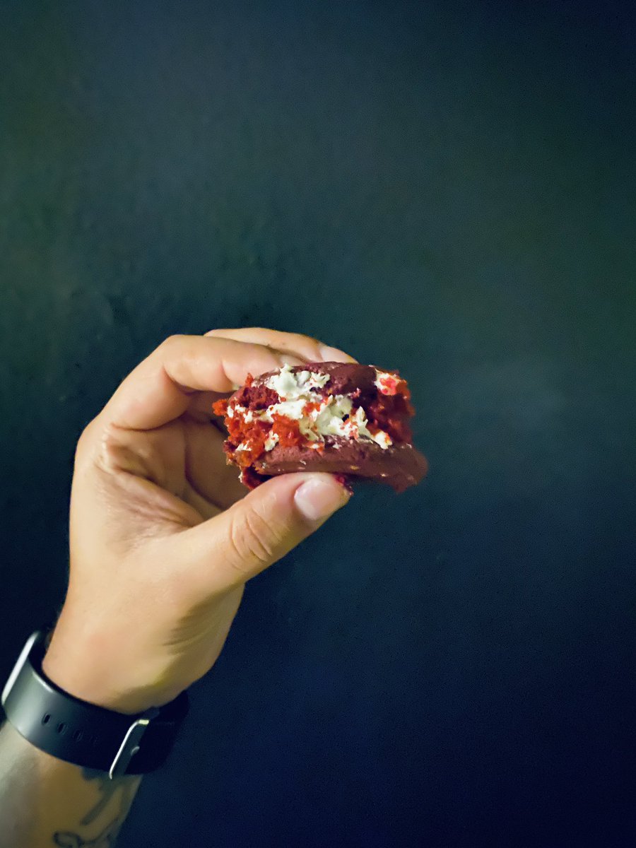 _Supermanny_'s tweet photo. And voila I give you...’The Red Velvet Inception’ red velvet cake smashed between 2 red velvet cookies and cream cheese frosting! #quarantine30 #whatdiet #fuckit #cheatmonth https://t.co/a9Q8Yrv8of
