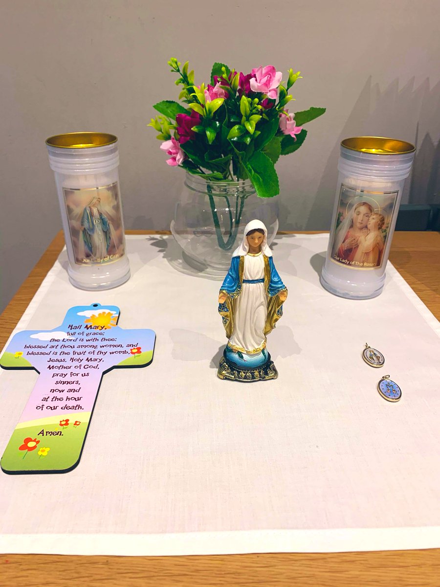 cardinal_re's tweet photo. Today’s #MiniMayAltar comes from Mrs Murray’s house where her two boys helped to create this lovely space for prayer during the #MonthofMary - thank you for sharing! 👑 🌸 🙏🏻 @CN_HS https://t.co/BcAd0j2sxX