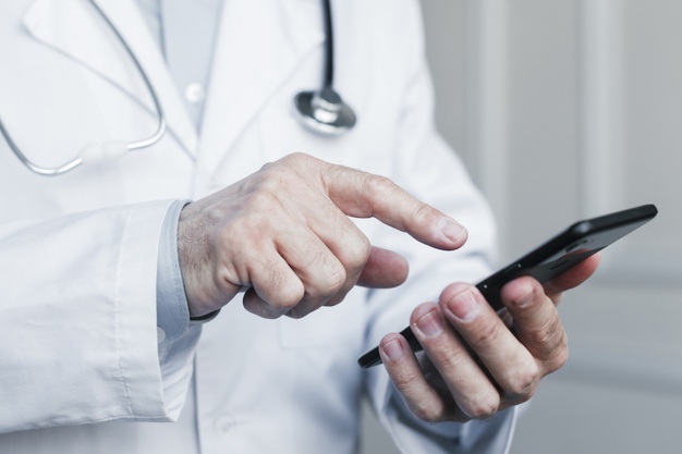 fundaciopaupv's tweet photo. 😷La ciutadania necessita informació i tranquil·litat.
👩‍⚕El personal sanitari necessita escolta i suport emocional.

Què passaria si telefonaren en busca de tot açò i no ho trobaren?😱 
Pensem en l' #escletxadigital i en la salut mental

#laAtenciónPsicológicaSalvaVidas ☎ https://t.co/5zDo7smKbW