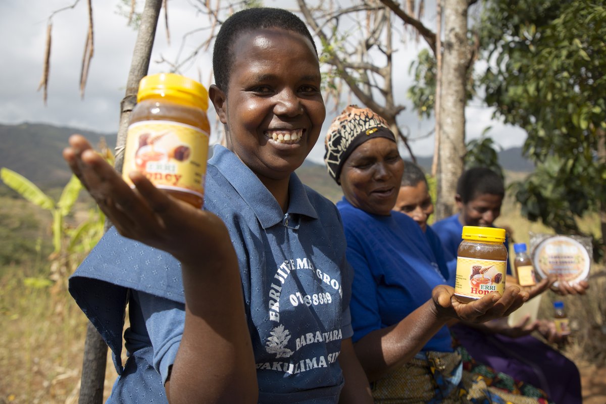 FarmAfrica's tweet photo. Happy #WorldBeeDay. Farm Africa’s forest management project in Tanzania has helped farmers build forest-friendly businesses including beekeeping. 🐝

“We realised it is important for us to preserve the forest for the bees.” https://t.co/N5QMBi0raH https://t.co/JUpdDMlHeF