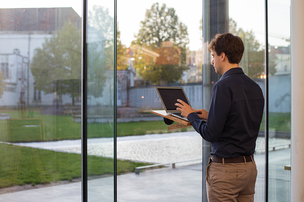 geeko_lesoir's tweet photo. Une startup belge propose un “bureau extérieur” grâce à un support pour ordinateur portable https://t.co/rPnvmqvgAV

#betech #Startup #Startupbelge #NotaDesk https://t.co/ZwzqpQvKYf