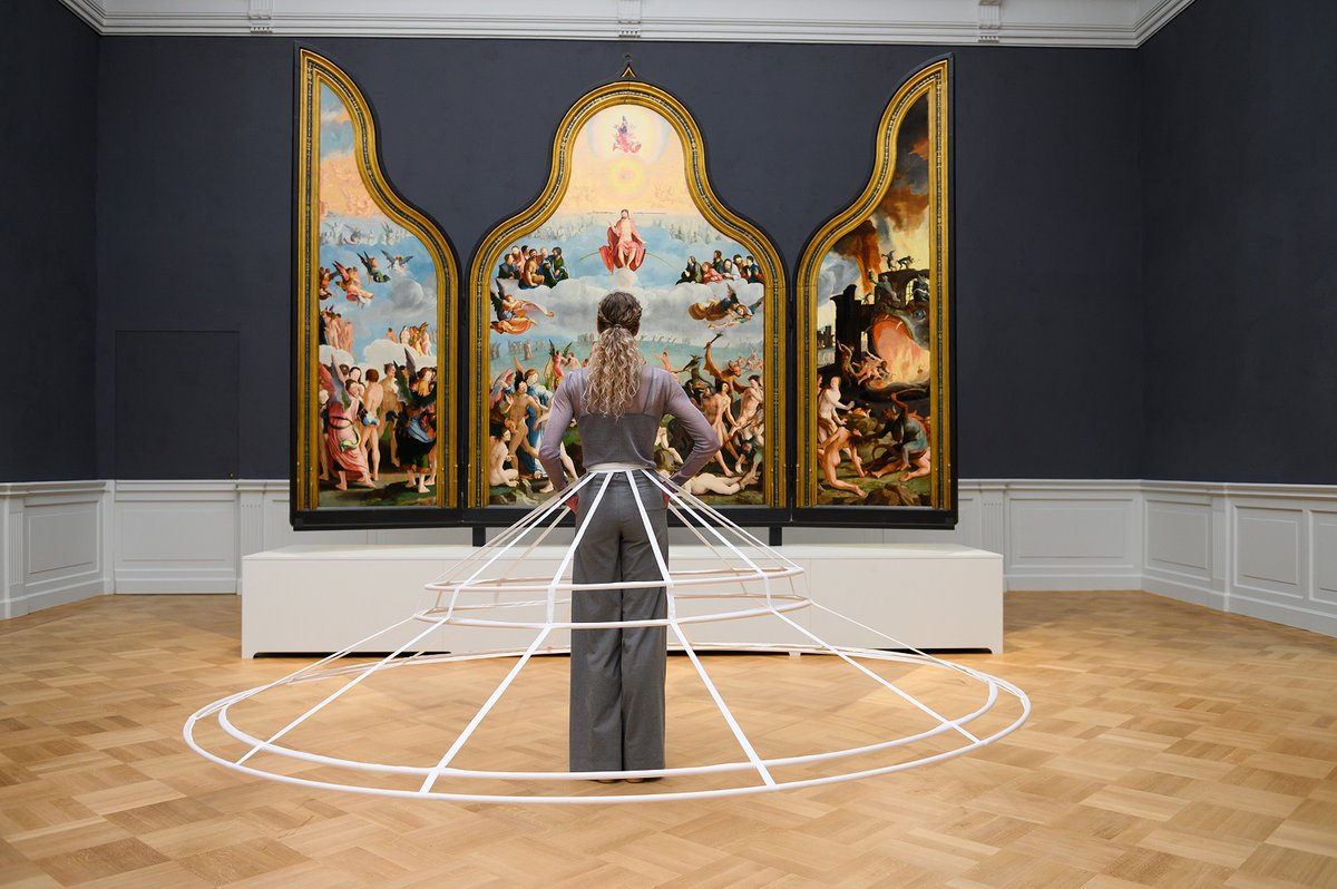 Kunstenaar Resi van der Ploeg geeft haar visie op het anderhalve-meter-museum. Zij visualiseerde een hoepelrok waarmee je afstand van elkaar houdt en toch samen kunt genieten. Tickets zijn vanaf nu te boeken op tickets.lakenhal.nl
 
Foto:  Eelkje Colmjon