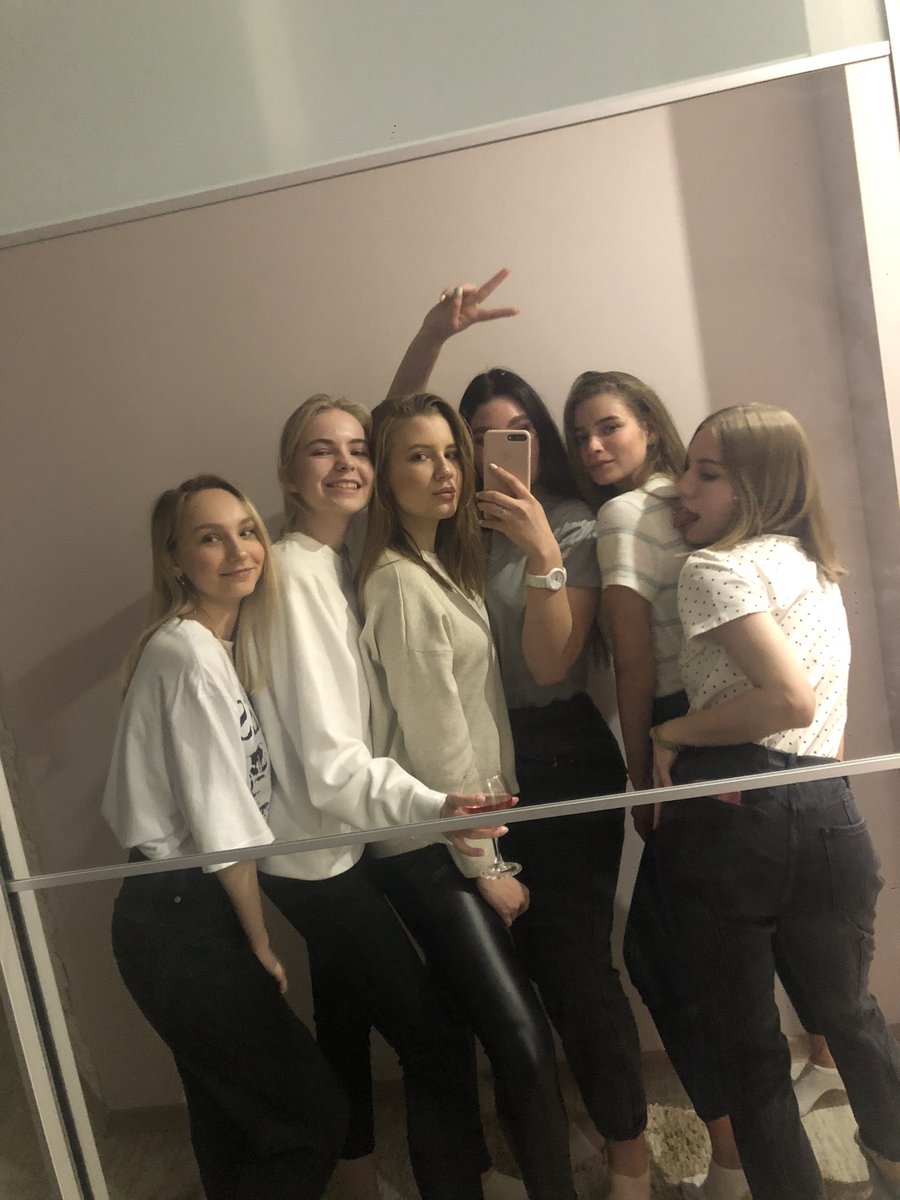 LisaShatalina's tweet photo. Девочки- припевочки, которые принесут вам счастье и вино 🥰 https://t.co/yZqrKoBCXG