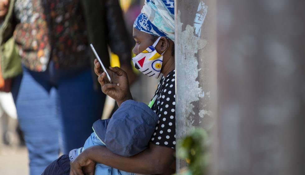 cbajo's tweet photo. En #Africa las redes sociales se encuentran ante una encrucijada: ser un instrumento de radicalización en manos de grupos extremistas o ser una herramienta de convivencia en manos de iniciativas comunitarias y actores cívicos ⬇️⬇️
https://t.co/yTm5d7BzrV https://t.co/3kKDP1qGgq