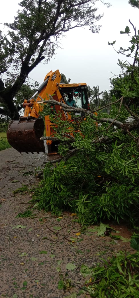 PWD_Odisha's tweet photo. As an immediate response to the Cyclone #AMPHAN, road clearing operation is in full swing in the districts of Puri, Kendrapada, Khurdha, Jajpur, Jagatsinghpur, Bslasore &amp; Bhadrak. https://t.co/nnur0mVNJK
