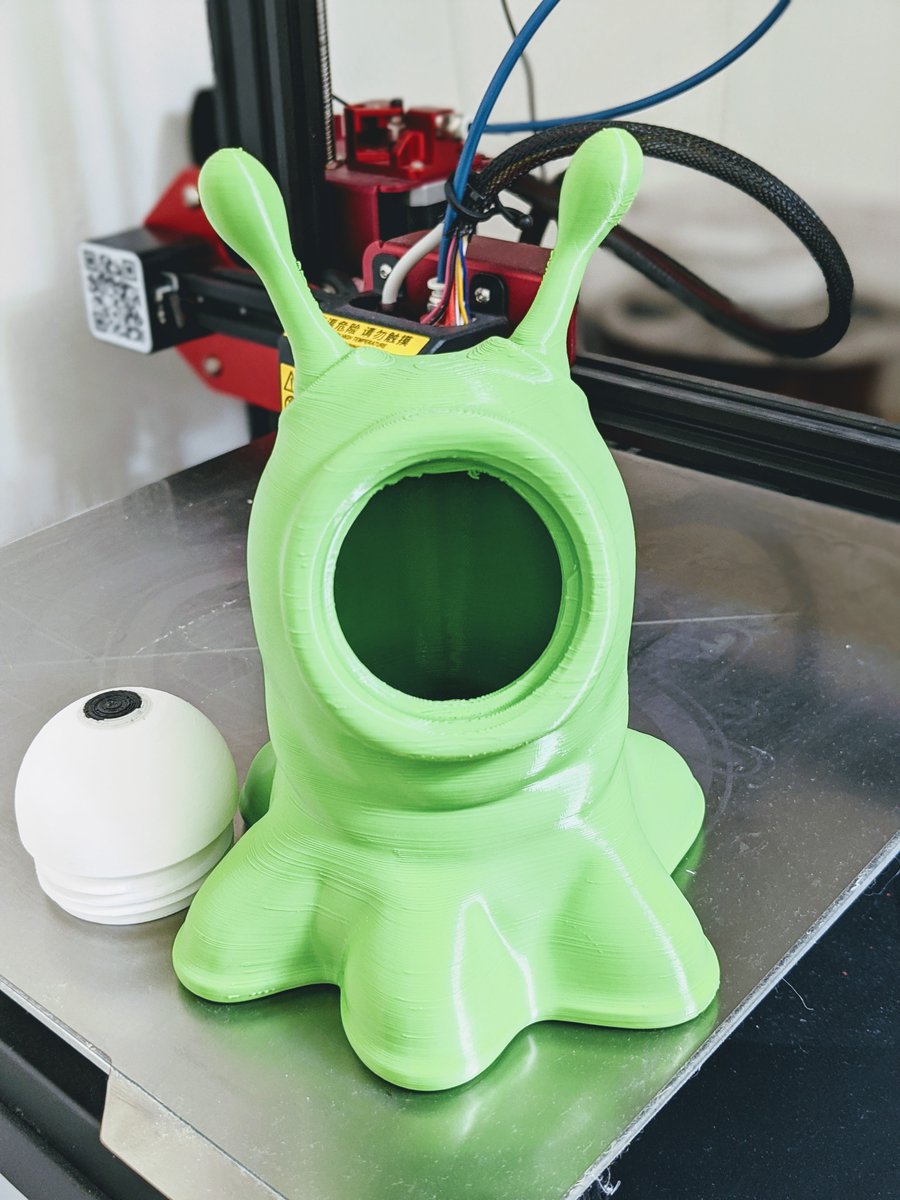 oddbinredwoods's tweet photo. This Brain Slug money box from @Cults3D and @Onyx_D_Studios is fab! And thanks to @WhamBamSystems for making printing that little bit easier! Green filament is from @3DFilaPrint https://t.co/54aY2t9GWO