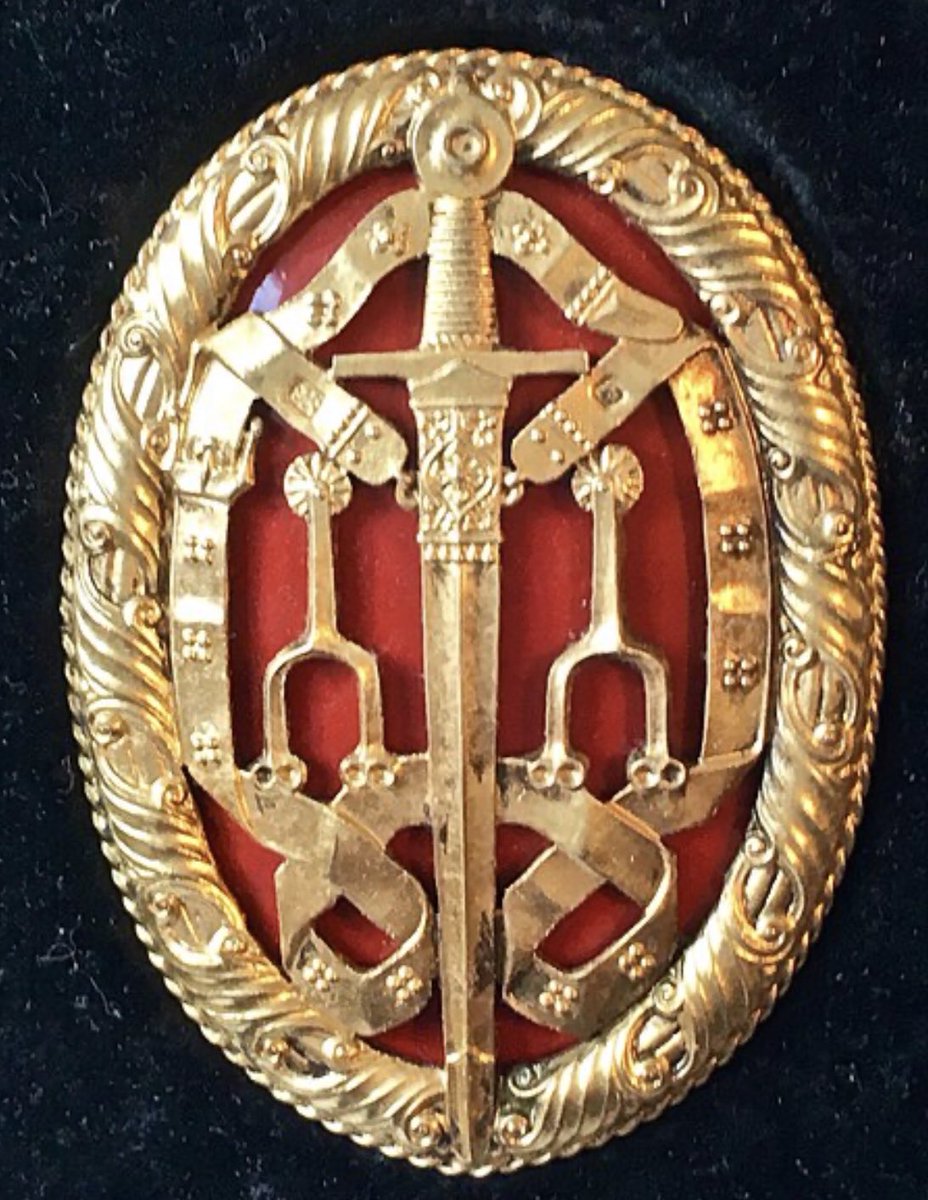 AlastairBruce_'s tweet photo. Knighthood bestowed by The Queen on #CaptainTomMoore is membership of the Imperial Society of Knights Bachelor. Once given the accolade (format yet to be worked out in #Covid_19) he will be invested with neck badge insignia. Read the #KnightBachelor story. https://t.co/qlVUBMUCrx https://t.co/WVhLfTHL0o