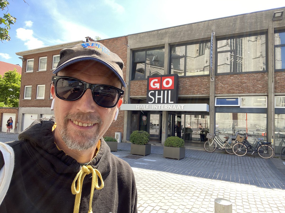 DragonBe's tweet photo. Picking up kids at school while keeping distance by staying across the road #SmartDistancing #GettingBackToNewNormal #mechelen #2800Love https://t.co/Hn7RTqANwR
