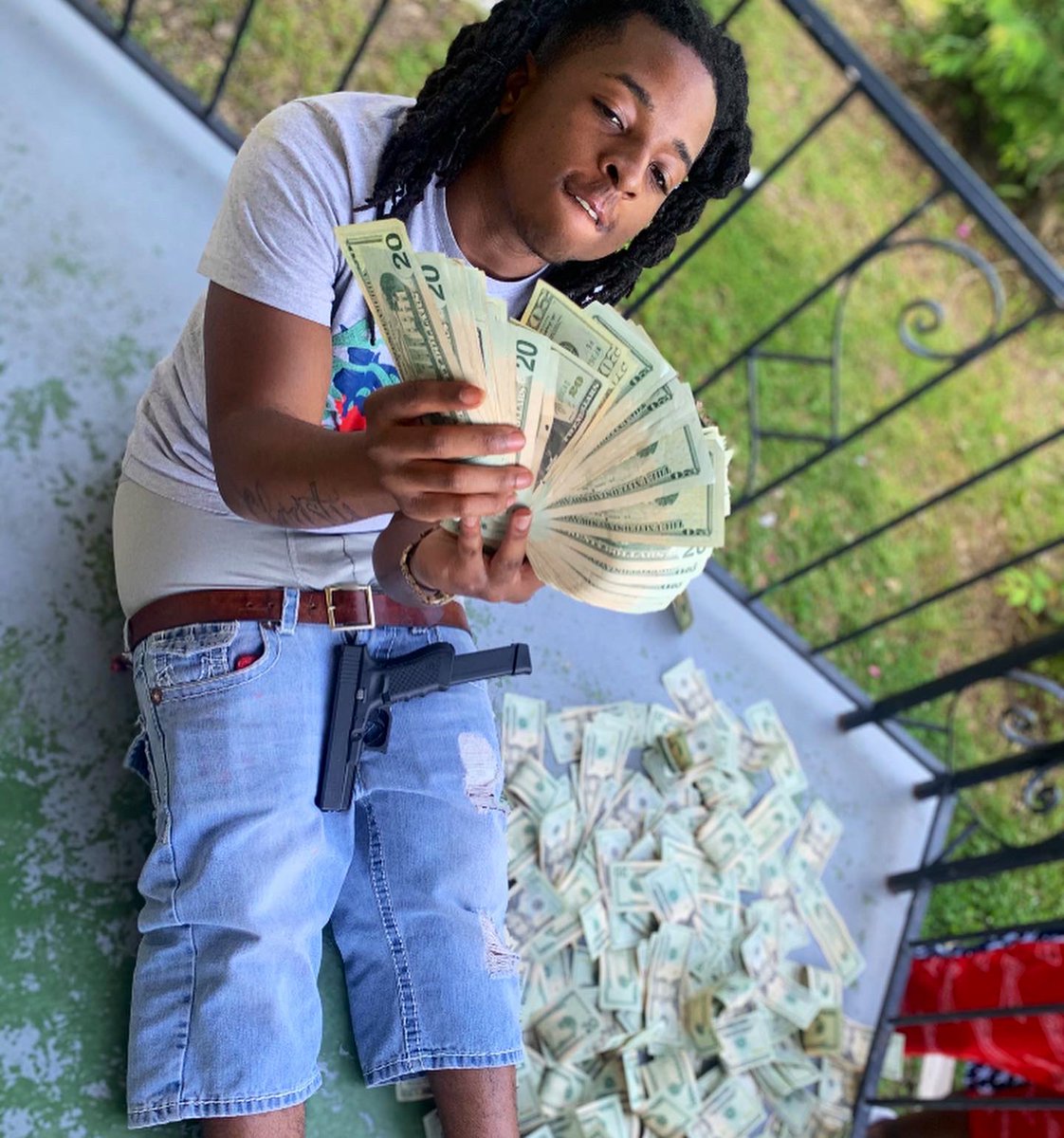Eastside256's tweet photo. Before a kouple wins you gotta take a thousand losses‼️ #LLTC #FREEDRO https://t.co/tCQnS2u08e