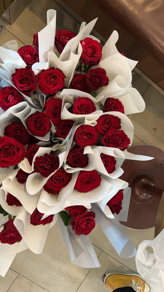 SCL_loveWIN's tweet photo. Roses arrived. And seems you already got the pics. Happy 520 Day！ These are all for @winmetawin   fans！🐰💚 #winmetawin #snowballpower https://t.co/NXWJNRWEms